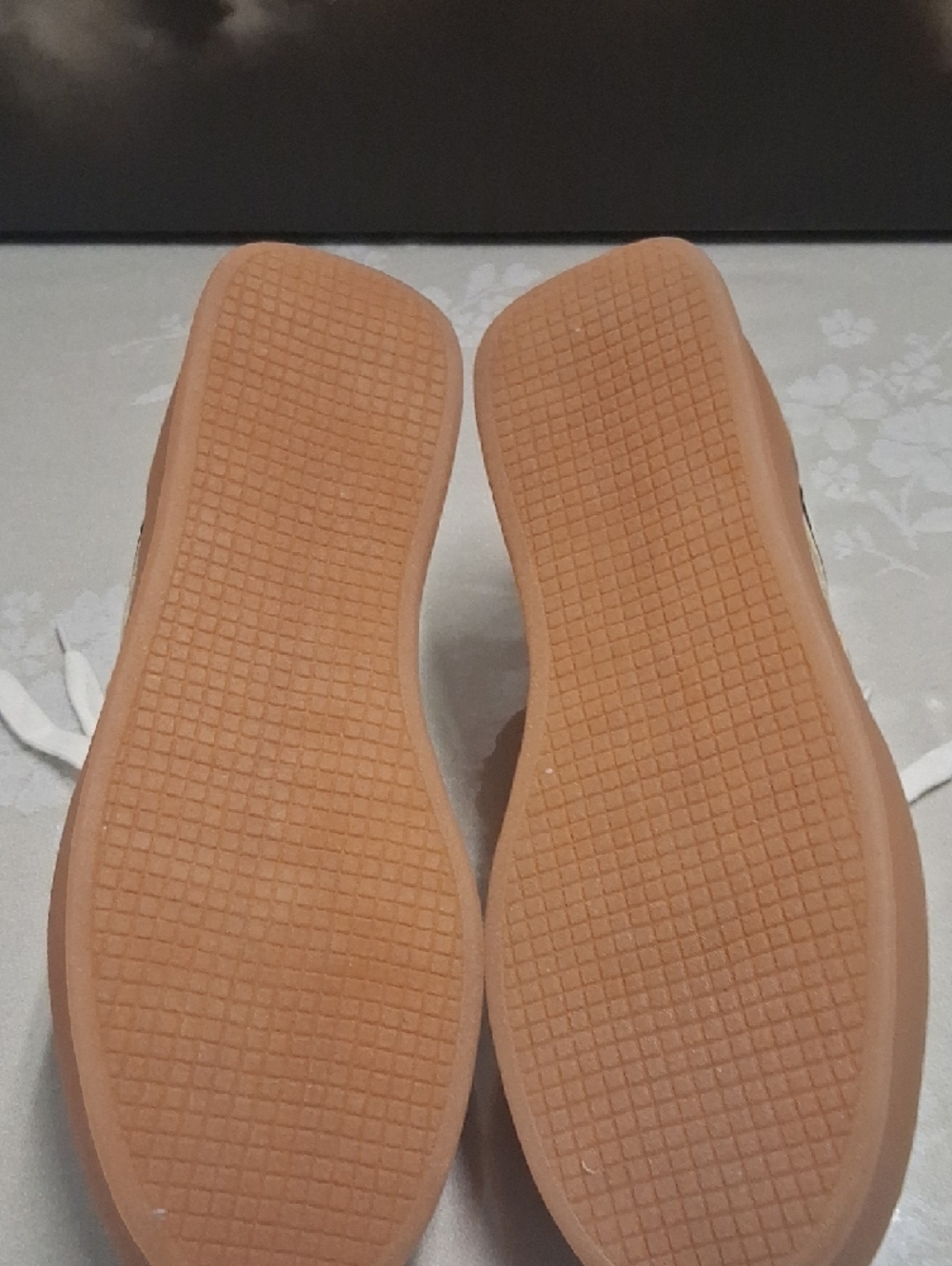 Madden Girl White & Gray Lace-Up Sneakers with Gum Sole Sae 9.5 - Picture 9 of 9